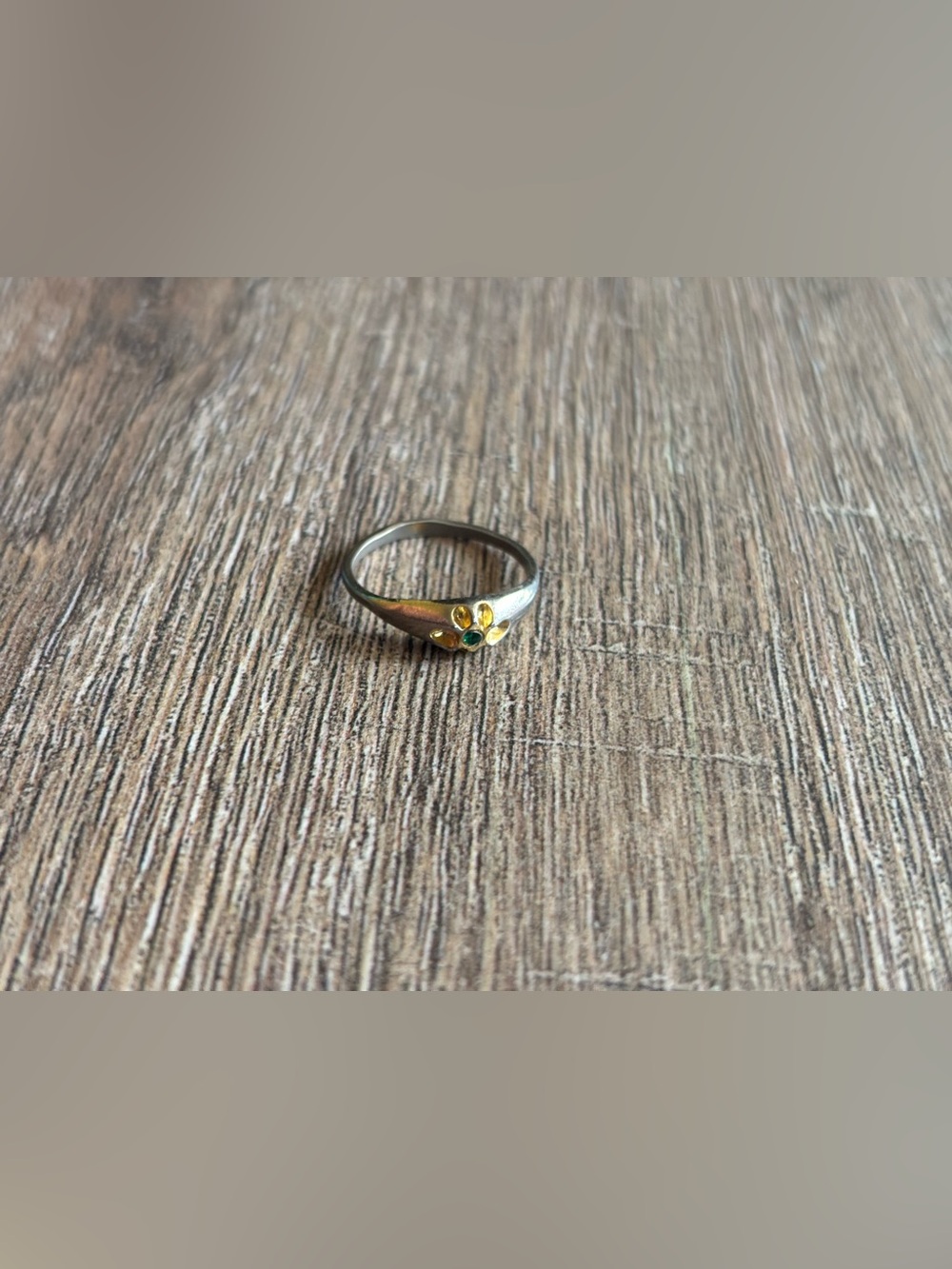 Women's size 8 gold-tone ring flower-like design with petals green stone center